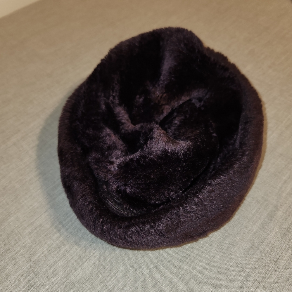 Elegant Black Faux Fur Beret